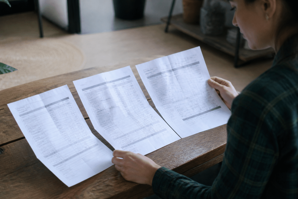 Trois devis papier avec chiffres et details de travaux compares