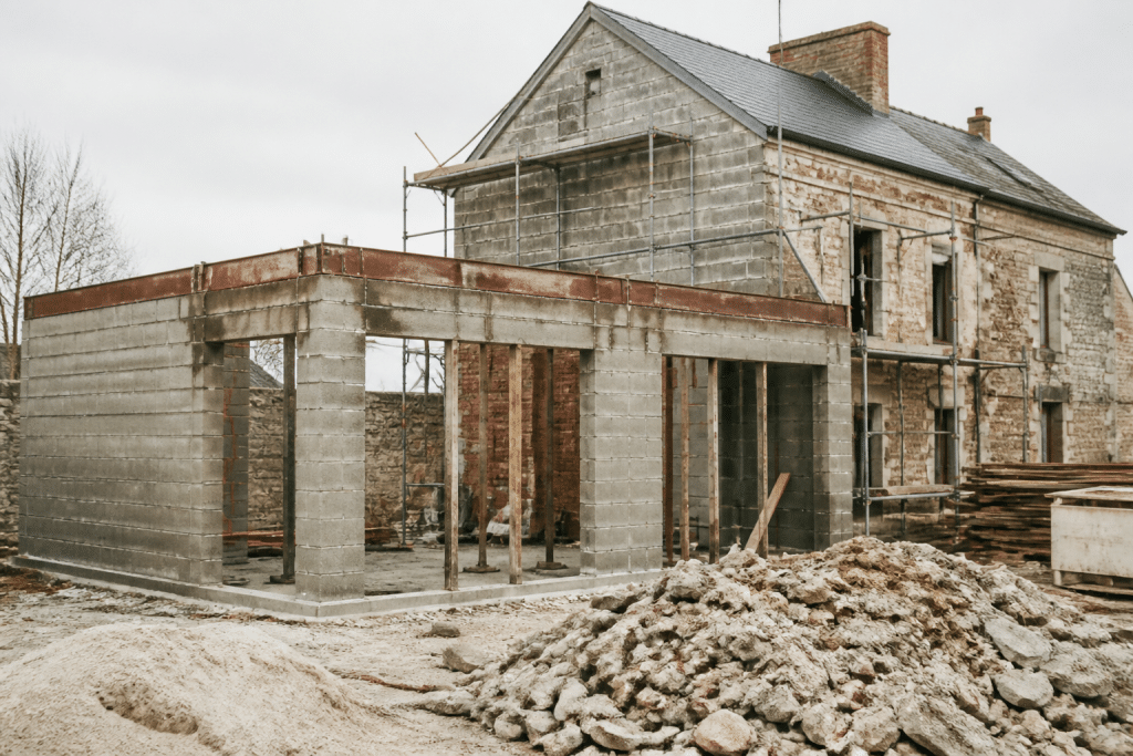Chantier de construction neuve avec murs porteurs et façade en rénovation complète