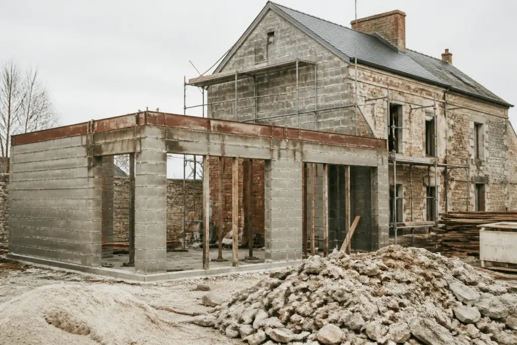 Chantier de construction neuve avec murs porteurs et façade en rénovation complète