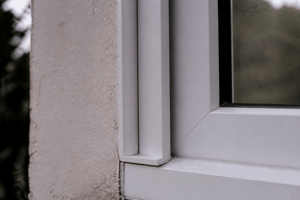 Profil corniere L blanc fixe sur cadre fenetre PVC