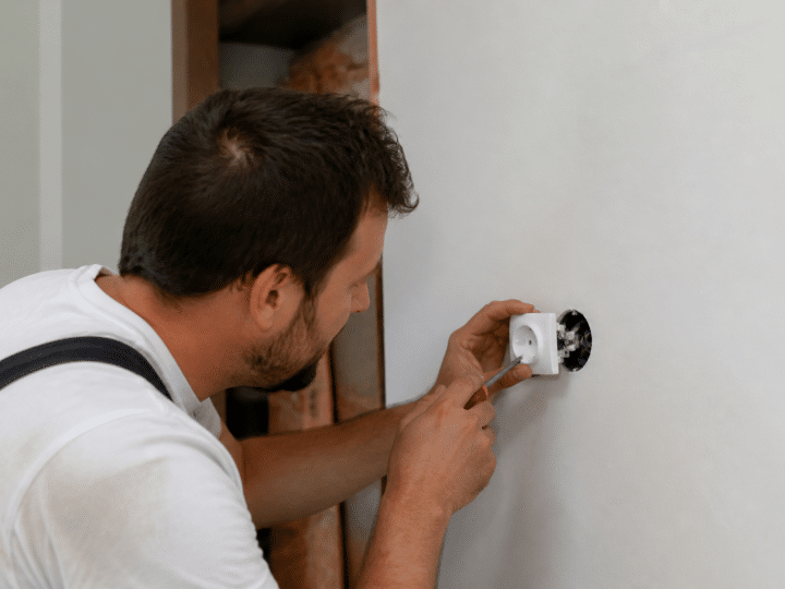 Quel est le prix de pose d&rsquo;une prise électrique en rénovation ?