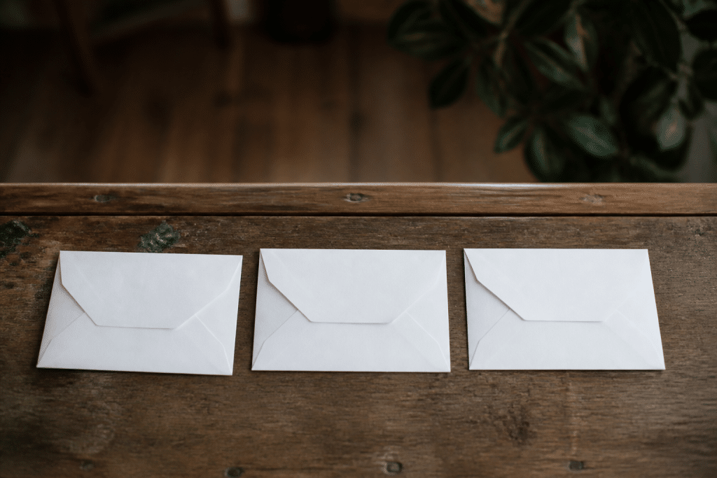 Trois enveloppes blanches representant etapes escalade progressif