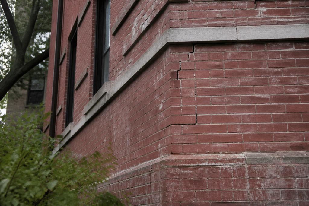 Fissures visibles sur facade brique edifice multicouche