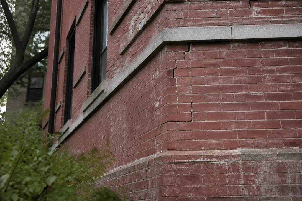 Fissures visibles sur facade brique edifice multicouche