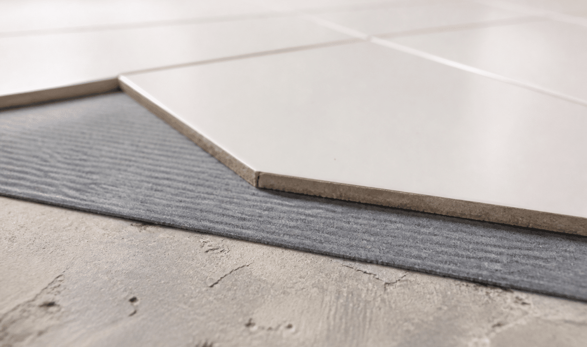 Couche isolante grise posee sous carreaux de ceramique blanc