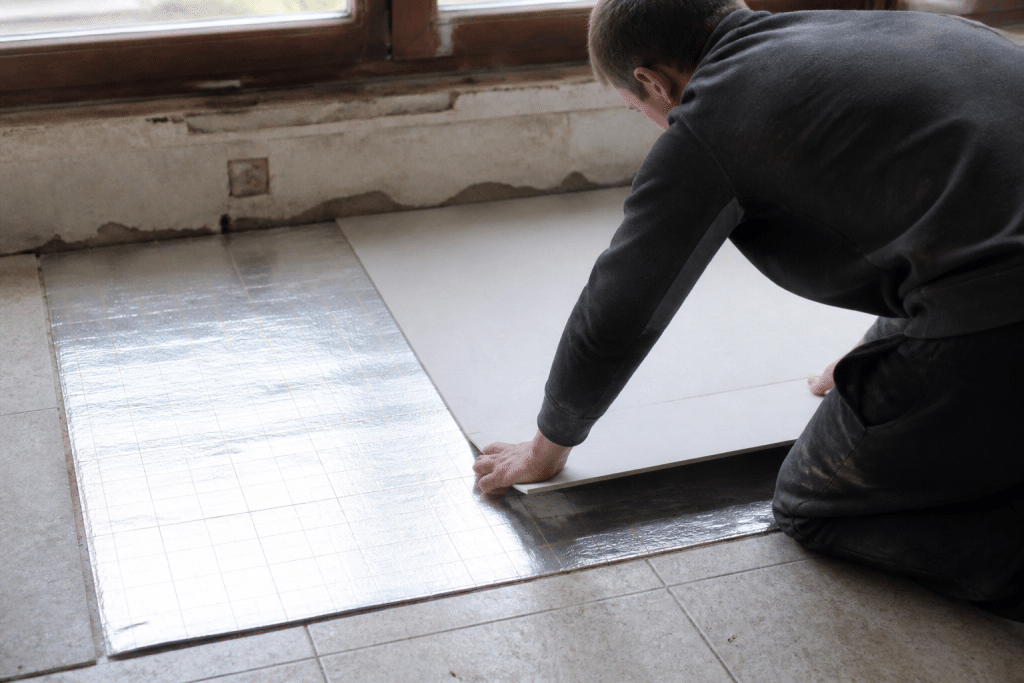 Pose isolation thermique sous carrelage renovation maison
