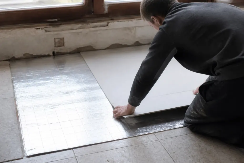 Pose isolation thermique sous carrelage renovation maison