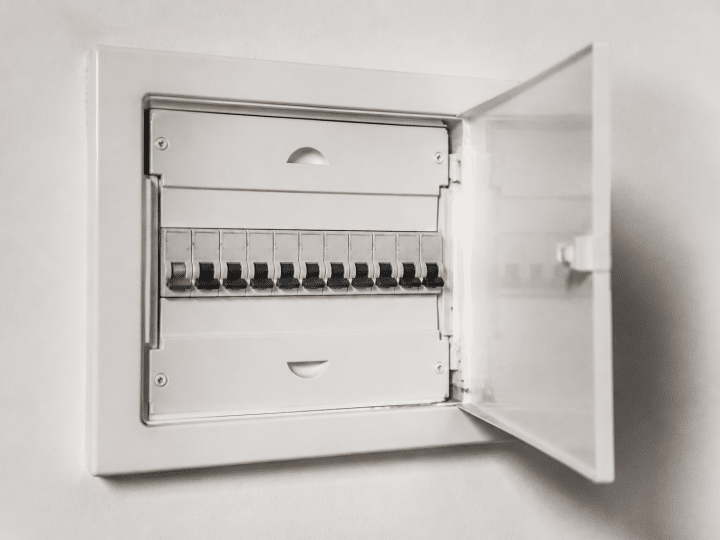 Prix d&rsquo;un tableau électrique pour une maison de 100m2 : quel budget prévoir ?