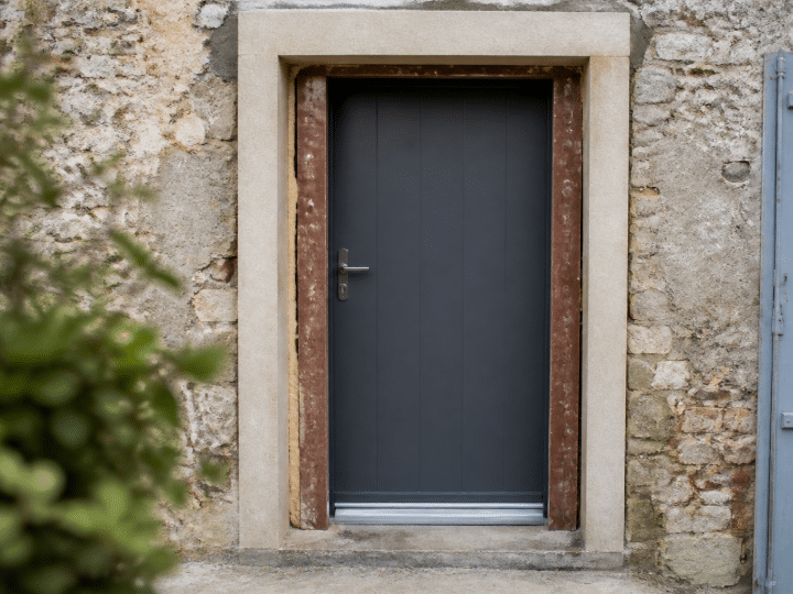 Comment poser une porte de rénovation sur bâti existant ?