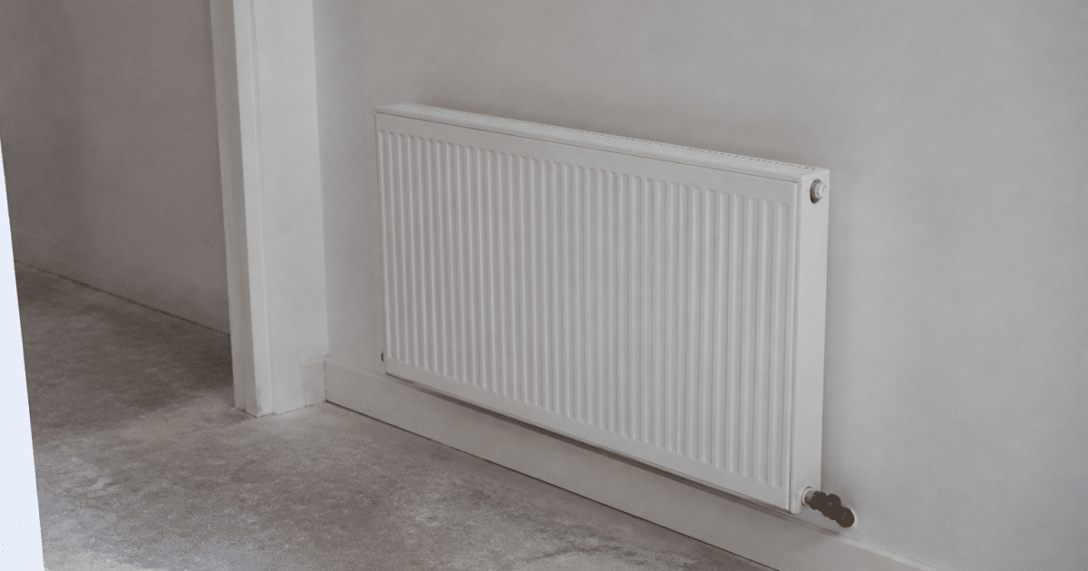Radiateur mural blanc installé dans piece renovation avec peinture neuve