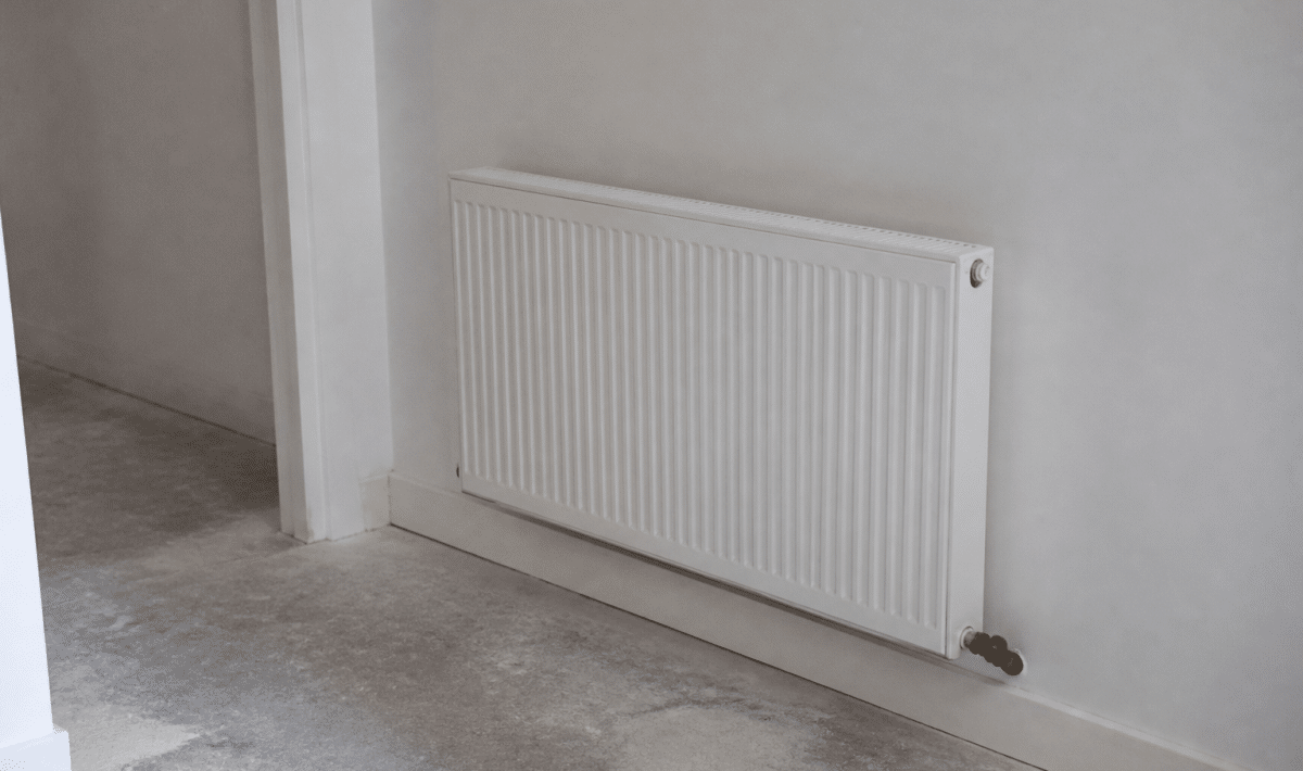 Radiateur mural blanc installé dans piece renovation avec peinture neuve
