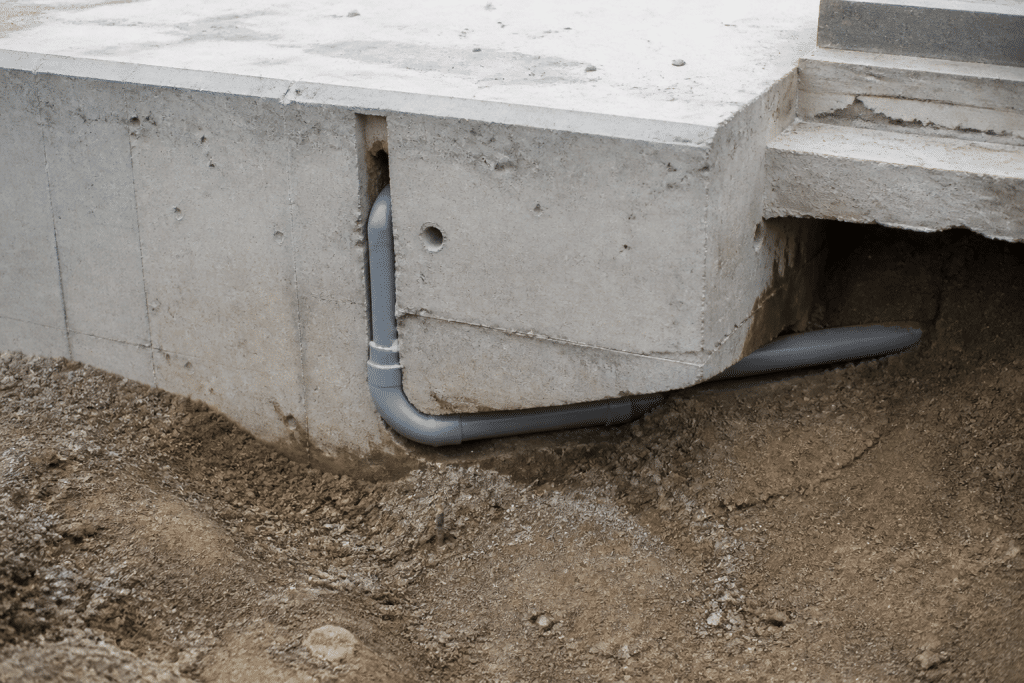 Tuyauterie encastree dans beton et reseau visible en sous-sol