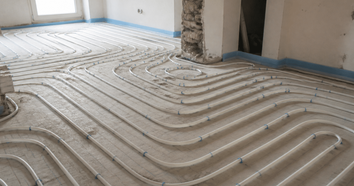 Tuyaux de chauffage installes sous plancher en renovation