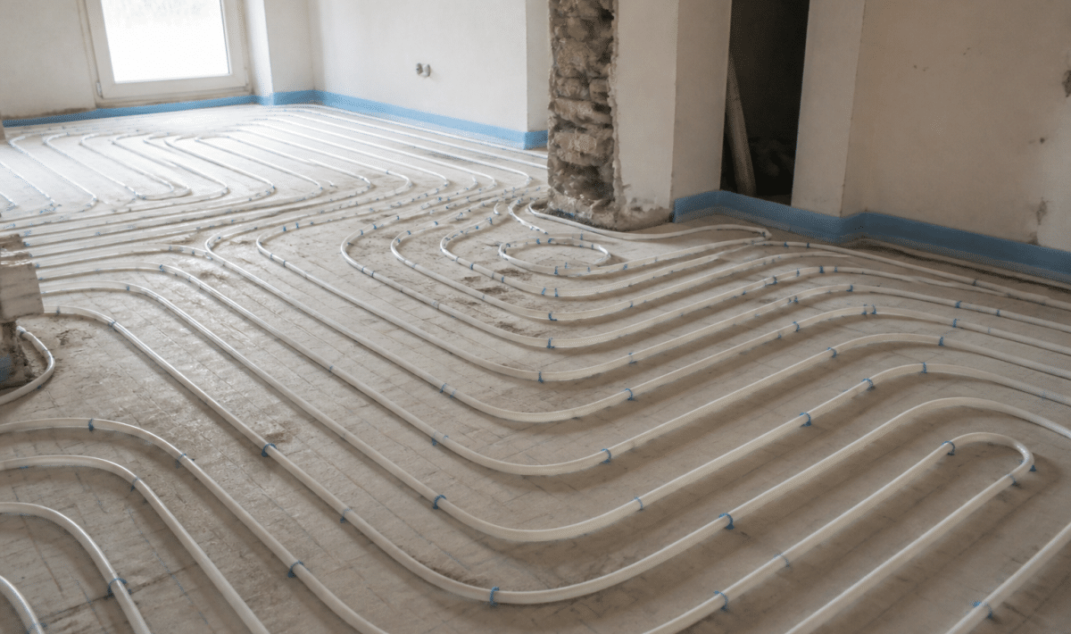 Tuyaux de chauffage installes sous plancher en renovation