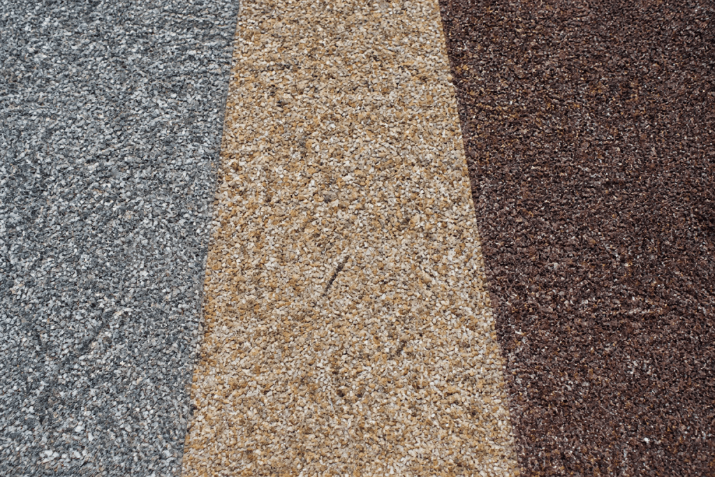 Trois types de resine et gravillons colores sur surface