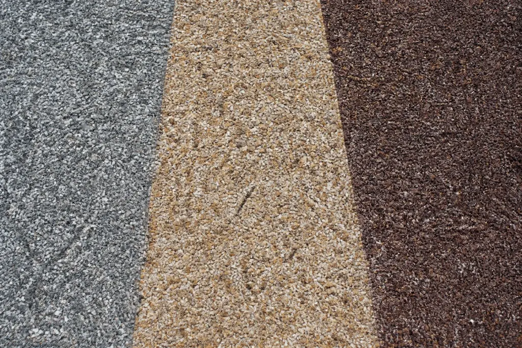 Trois types de resine et gravillons colores sur surface