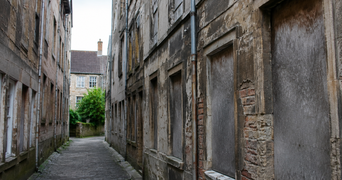 Batiments eleves presentant facades usees et fenetres barricadees en ruelle