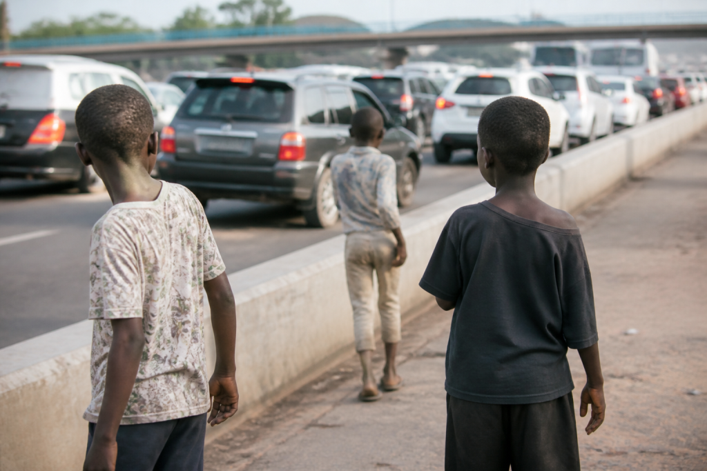 Enfants et trafic automobile dense sur rocade