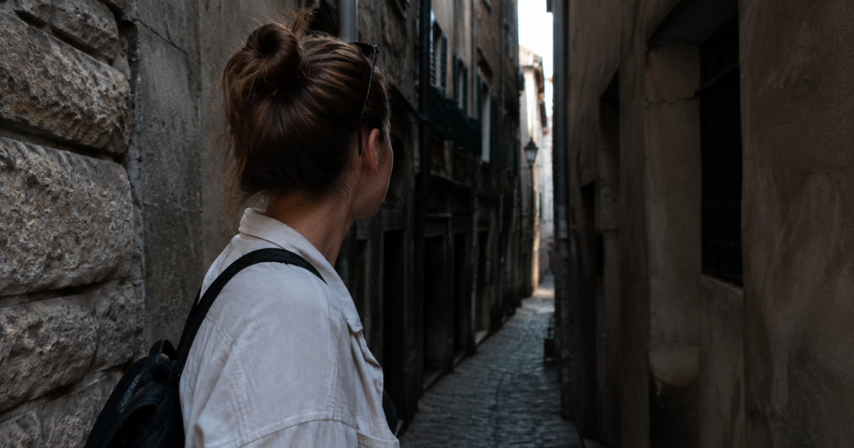 Personne observant ruelle etroite sombre batiments fermes