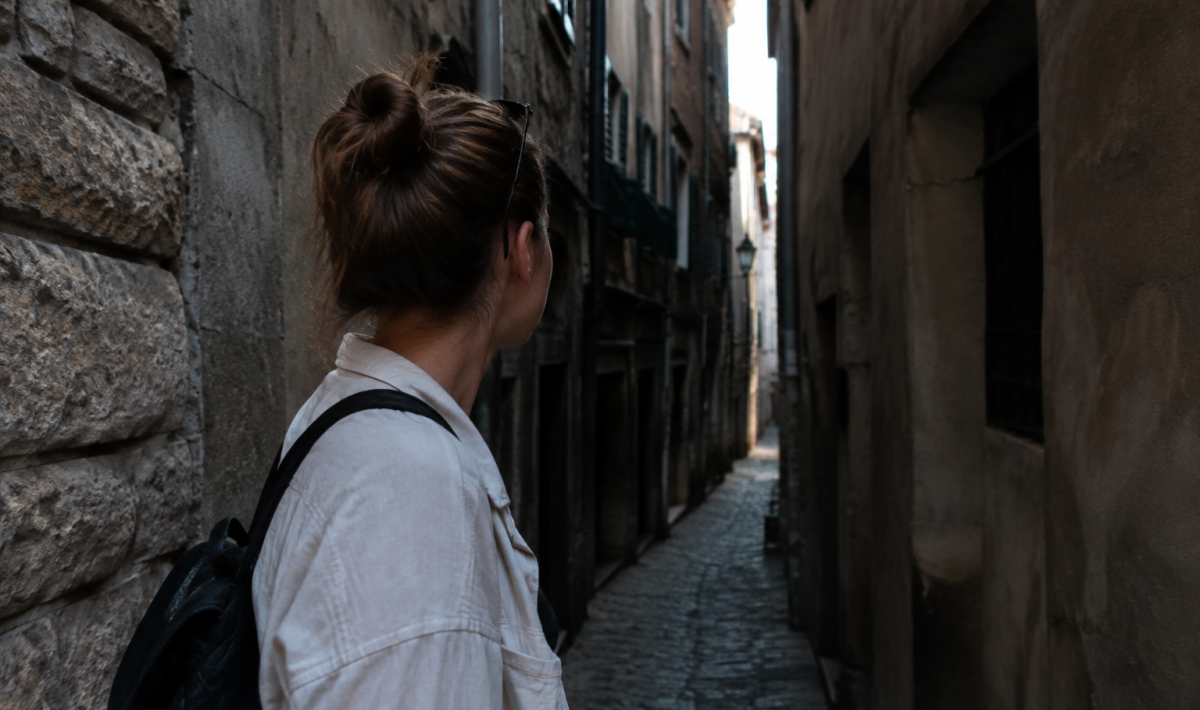 Personne observant ruelle etroite sombre batiments fermes