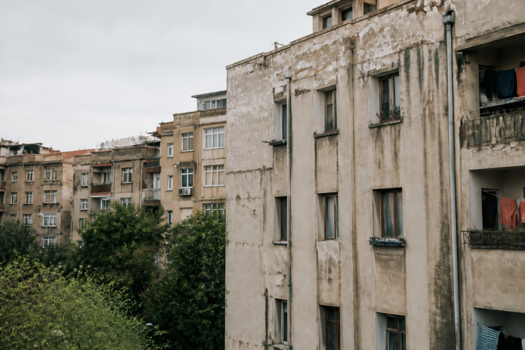 Immeubles vieillis avec facades degradees en peripherie urbaine