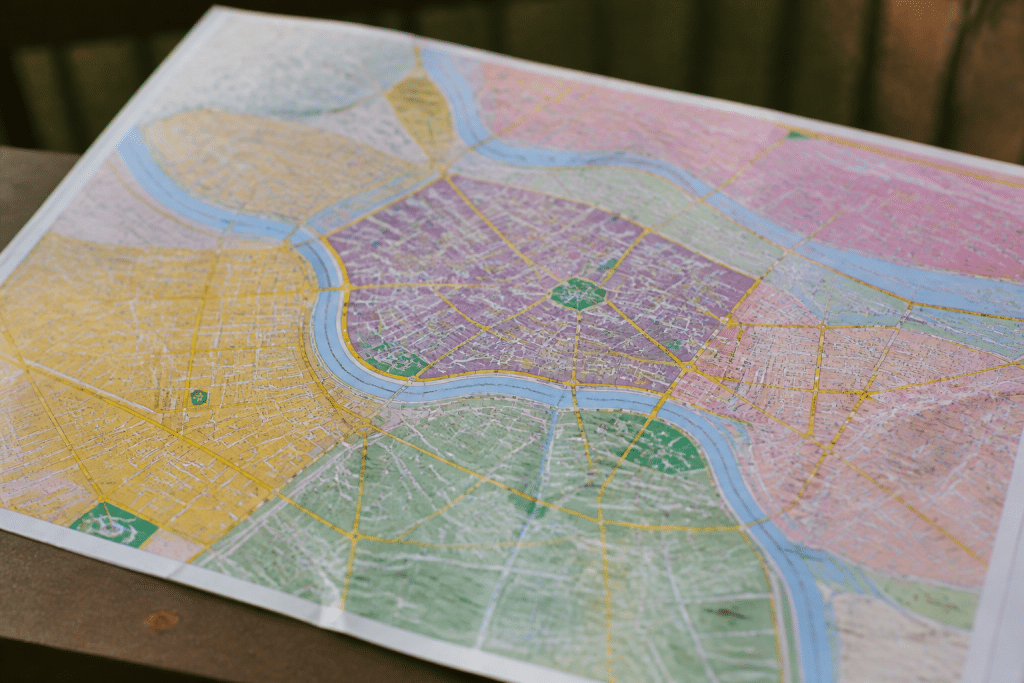 Carte urbaine coloree montrant quartiers avec routes principales