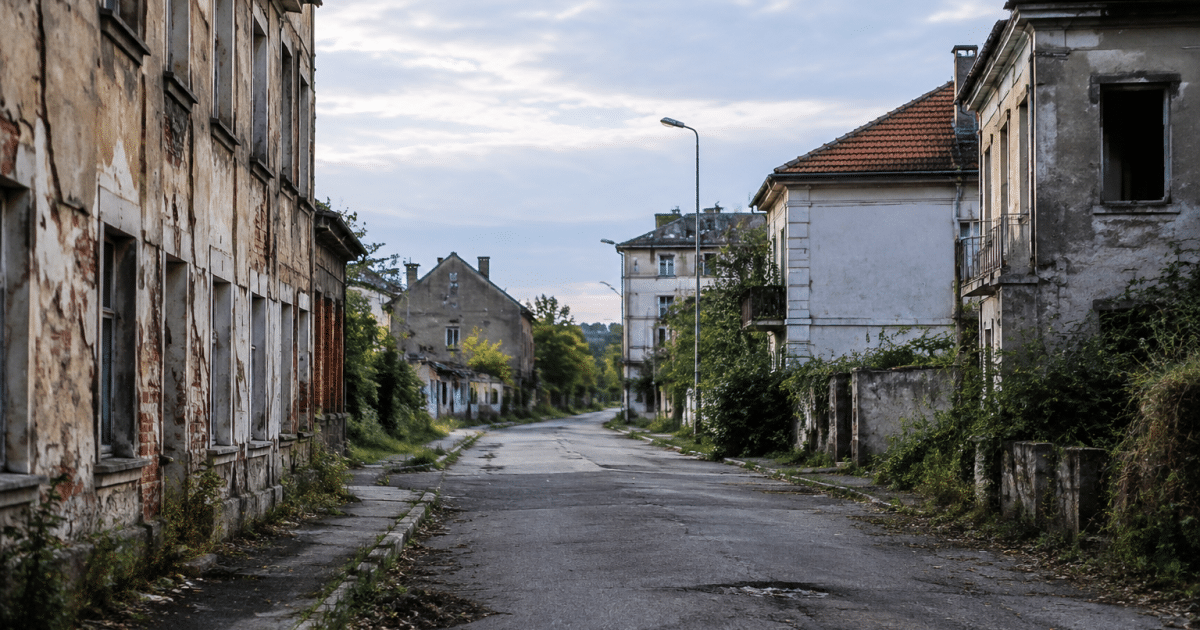 Rue déserte avec immeubles dégradés et zone résidentielle abandonnée