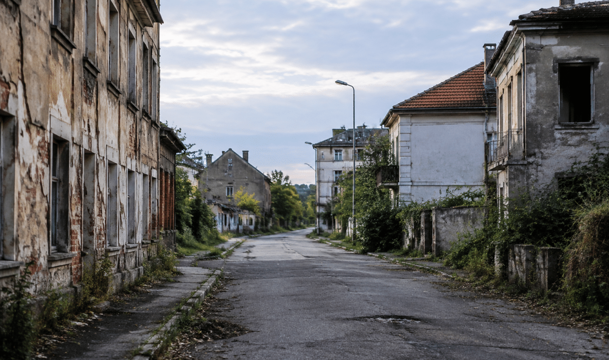 Rue déserte avec immeubles dégradés et zone résidentielle abandonnée