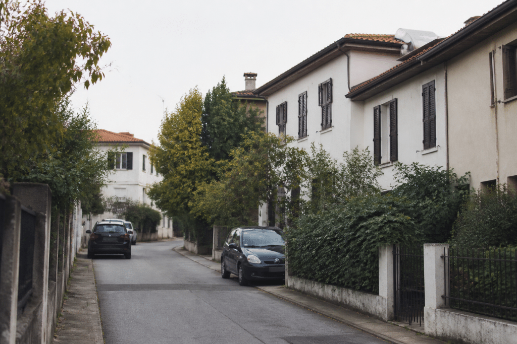 Rues paisibles avec immeubles residentiels disperses harmonieusement