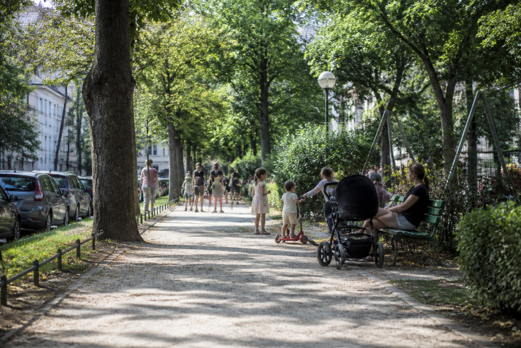 Rue calme arbres familles enfants jouant parc