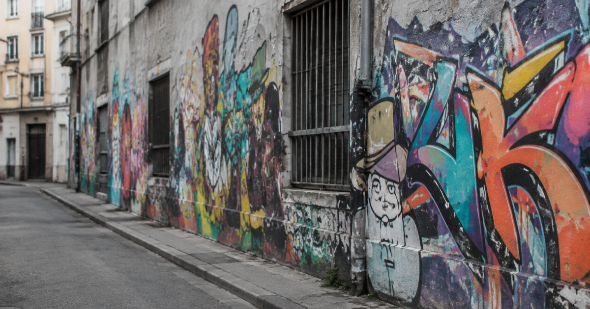 Rue urbaine grise deserte facade couverte graffitis multicolores