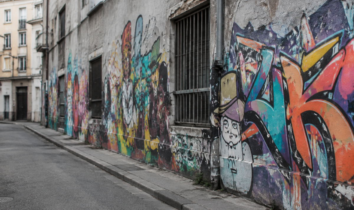 Rue urbaine grise deserte facade couverte graffitis multicolores