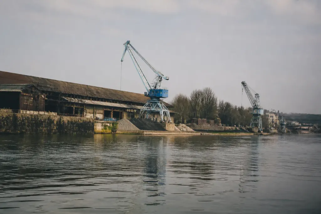Entrepots et grues portuaires au bord de la Marne