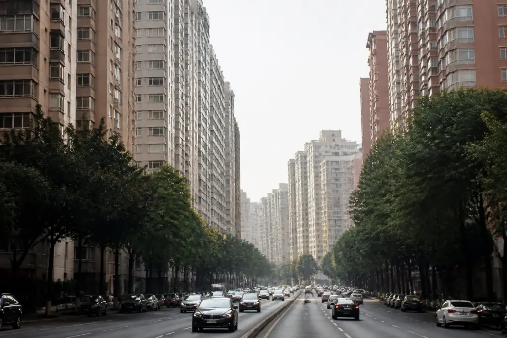 Immeubles residentiels denses et routes dans zone urbaine