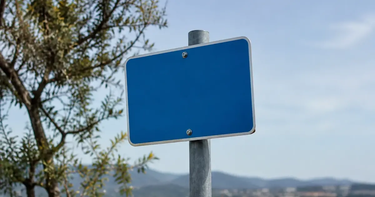 Panneau bleu de bienvenue sur un poteau metallique