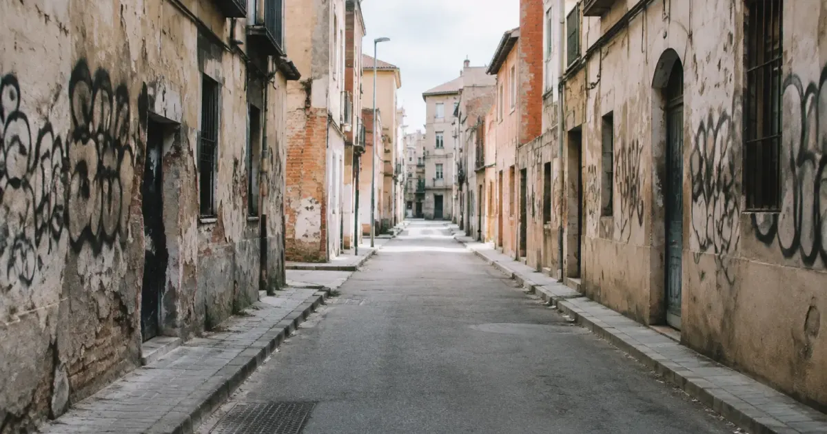 rue urbaine vide avec facades delabrees et graffitis noirs