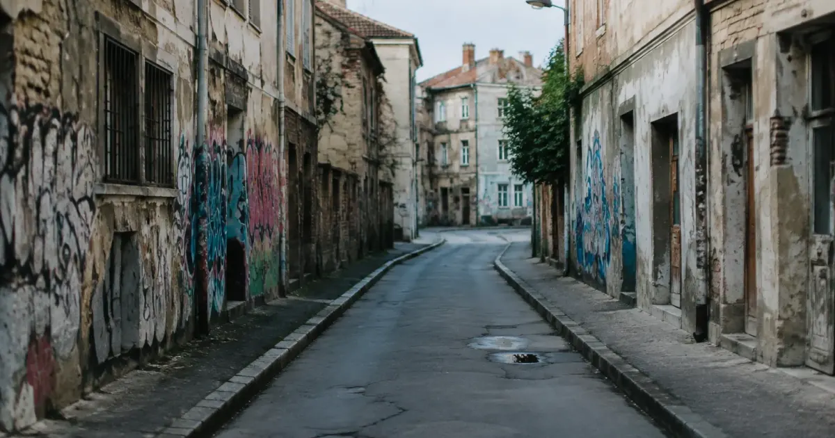Rue vide avec batiments delabre et graffitis visibles