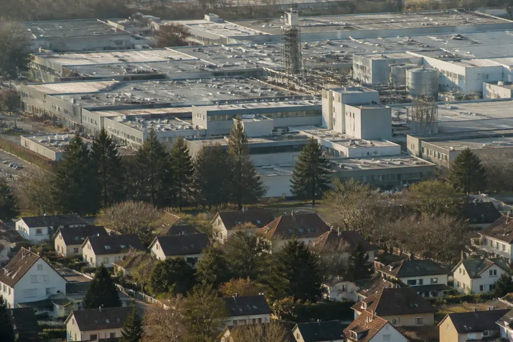 Vue aerienne d'un complexe industriel pres de maisons