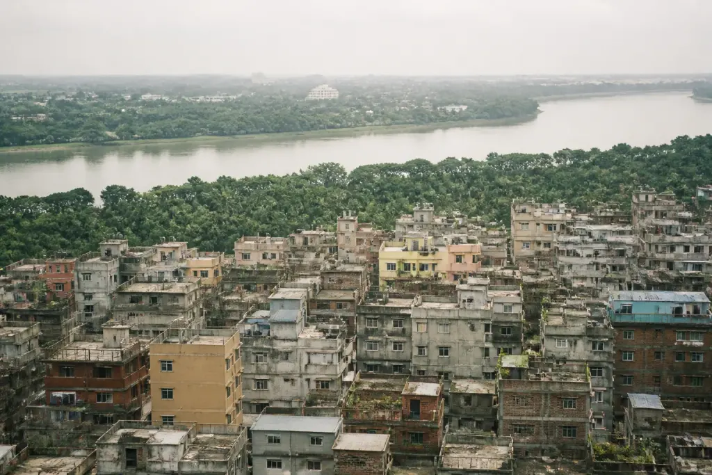 Vue aerienne sur immeubles denses et berges verdoyantes