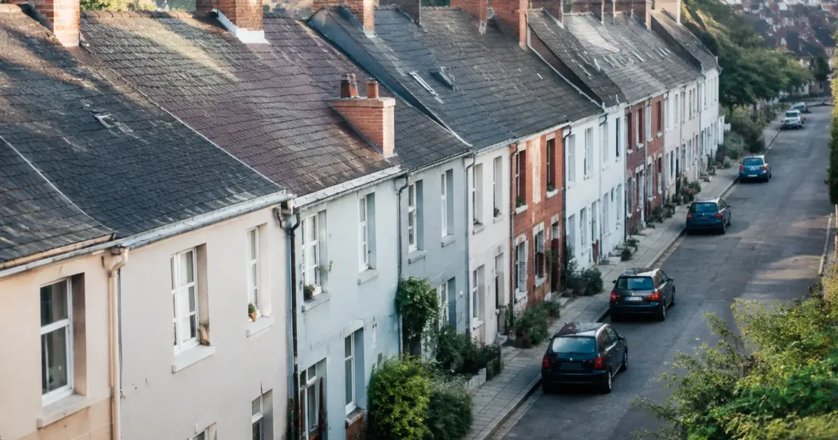 Vue aerienne de maisons alignees sur une route