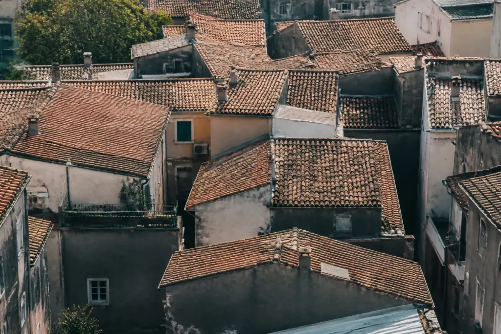 Vue aerienne de maisons serrees avec toits de tuiles