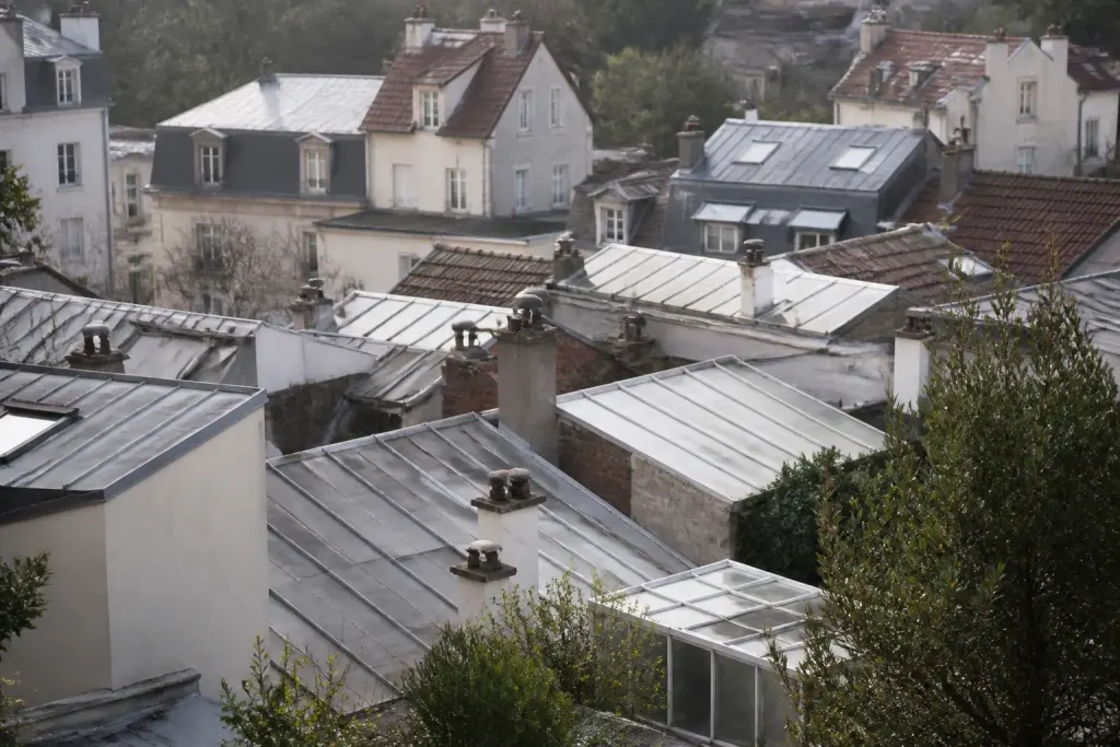 Vue aerienne de toits serres dans un quartier residentiel